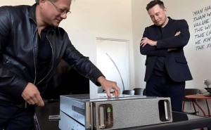 黄仁勋忆往昔：英伟达首款AI超算DGX-1遇冷，马斯克成关键“救星”