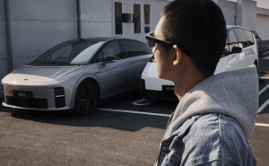 跳出汽车圈“内卷”,理想汽车以36克AI眼镜押注未来十年新赛道