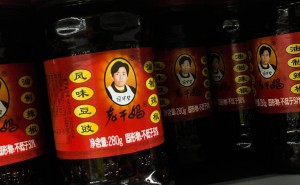 老干妈：线上“躺平”线下稳，传统品牌如何守住“辣酱江山”？