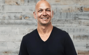 iPod之父托尼·法德尔自荐接任库克,苹果CEO继任者悬念待解