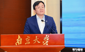 鸿蒙公开课走进南大:总裁分享创新应用,学子沉浸体验黑科技