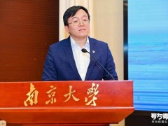 鸿蒙公开课走进南大：总裁分享前沿科技，学子沉浸体验生态魅力