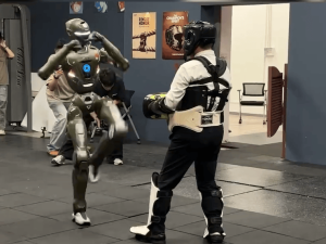 CEO親身體驗:眾擎T800機器人高動態展示,一記飛踢“放倒”創始人