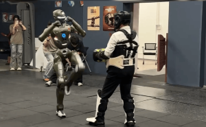 CEO亲身体验：众擎T800机器人高动态展示，一记飞踢“放倒”创始人