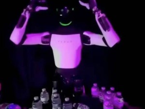 特斯拉Optimus摔倒前“摘頭顯”動作引操控質疑，此前馬斯克堅稱AI驅動非遙控