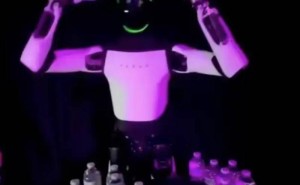 特斯拉Optimus摔倒前“摘头显”动作引操控质疑，此前马斯克坚称AI驱动非遥控