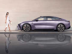 星纪元ES对决小米SU7：操控赛道上，谁才是新能源轿车的王者之选？