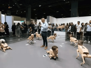 邁阿密藝術展驚現馬斯克等名人頭像機器狗,荒誕裝置引發思考:你會買嗎?