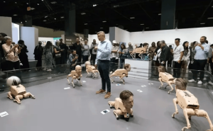 迈阿密艺术展惊现马斯克等名人头像机器狗,荒诞装置引发思考:你会买吗?