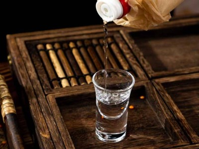 茅台价格跳水背后:消费逻辑生变,回归百姓餐桌或是新出路