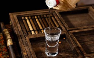 茅台价格跳水背后:消费逻辑生变,回归百姓餐桌或是新出路