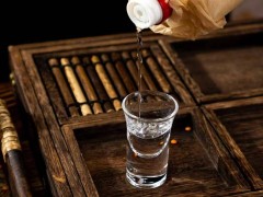 茅台价格跳水背后:消费逻辑生变,回归百姓餐桌或是新出路