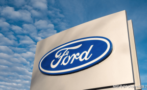 马斯克锐评福特收缩电车战略:传统车企难改旧思维,方向错了难挽回