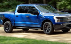 马斯克与福特“恩怨”不断：从预言消亡到FSD授权之争