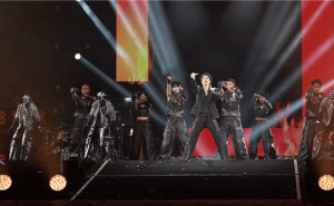 宇树机器人王力宏演唱会惊艳伴舞 高难度空翻获马斯克盛赞