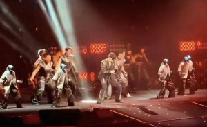 宇树机器人亮相王力宏演唱会获马斯克盛赞，王兴兴：离机器人大规模应用临界点不远