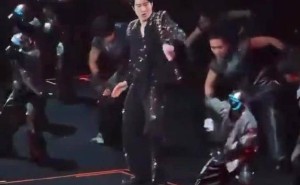 王力宏演唱会惊现6台人形机器人伴舞,与人类共舞还秀高难度空翻