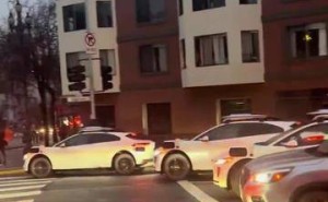 旧金山大停电：Waymo遇挑战停摆，特斯拉纯视觉路线引关注与思考