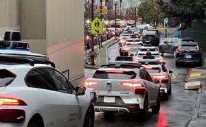 大停电成自动驾驶“试金石”：Waymo“罢工”成反面典型，特斯拉趁机抢镜