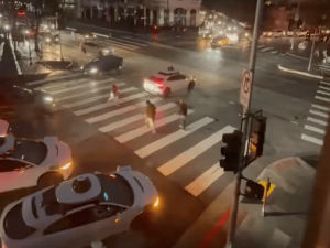 硅谷停电致Waymo Robotaxi停摆，马斯克趁机“炫耀”：特斯拉FSD无惧挑战