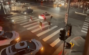 硅谷停电致Waymo Robotaxi停摆，马斯克趁机“炫耀”：特斯拉FSD无惧挑战