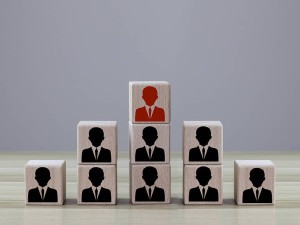 精算师俞华军接棒英大人寿董事长，近年业绩承压有产品退保率超八成