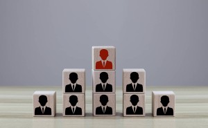 精算师俞华军接棒英大人寿董事长，近年业绩承压有产品退保率超八成