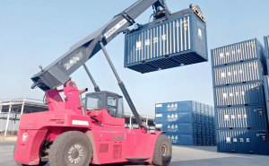 港口物流新突破:正面吊堆高机搭载AI人车识别系统 开启安全高效新纪元