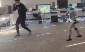 中国机器人测试中意外“反击”工程师，马斯克也来凑趣评论这一趣事