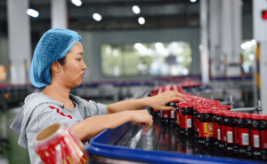 78岁陶华碧再出山，老干妈逆势突围，54亿营收稳坐辣酱“头把交椅”