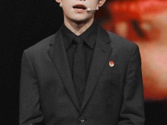 易烊千玺演讲反差萌拉满！正经发言藏幽默，网友直呼内娱演讲该卷起来了