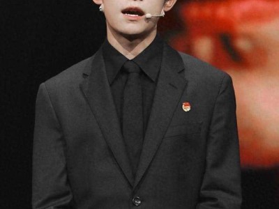 易烊千玺演讲反差萌拉满！正经发言藏幽默，网友直呼内娱演讲该卷起来了