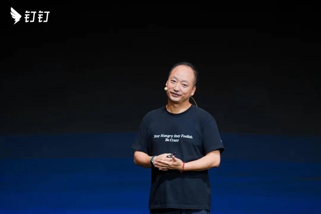 无招在发布会上的着装
