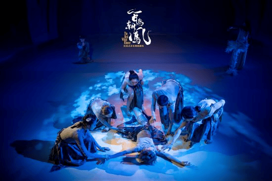 替代图片，展示观众观看演出的场景