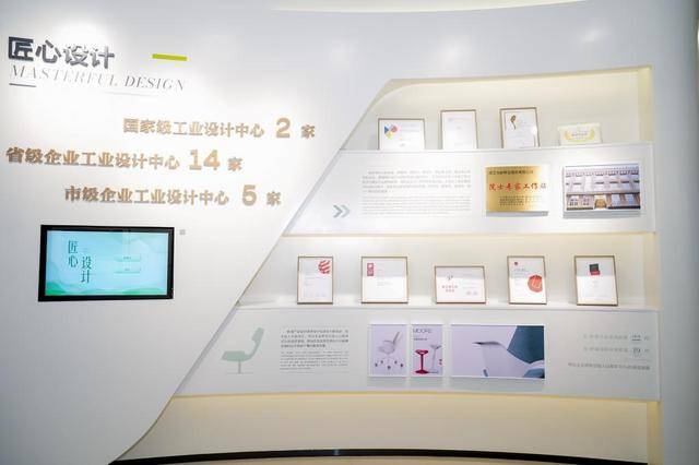 安吉绿色家居小镇客厅中的‘匠心设计’展示墙