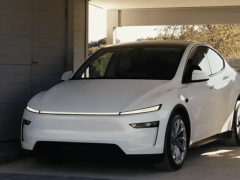 特斯拉Cybercab明年量产在即 无刹车方向盘设计引关注，国产前景几何？