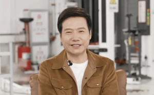 雷军直播回应两大热点：否认7000法务传闻，承诺改进小字标注问题