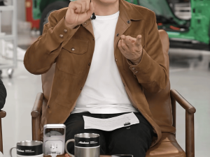 雷军直播回应争议：澄清“小字营销”等谣言 强化法务打击黑水军