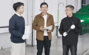 雷军直播拆小米YU7:电池测试严于新国标,为女车主定制安全气囊设计