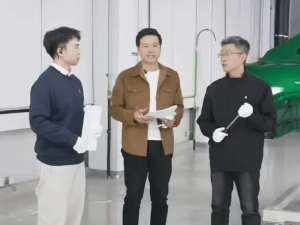 雷军直播拆小米YU7：电池测试严于新国标，为女车主定制安全气囊设计