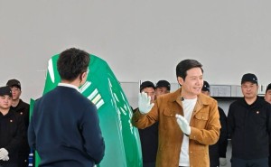 雷军直播拆解车辆回应“1300公里只充一次电”争议:还原真相呼吁理性发声