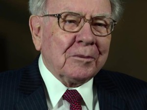 巴菲特卸任CEO留任董事长:坚信伯克希尔百年不倒,力挺继任者阿贝尔