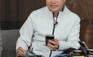 雷军直播再发声：回应争议标签，谈新SU7定价及黑色内饰选择等话题