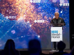 NVIDIA黄仁勋荣膺2026年IEEE最高荣誉 引领AI革命获全球认可