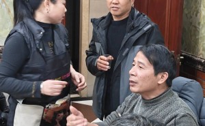 玉马腾空迎新貌：感恩同行共绘酒楼新篇，携手展望未来华章