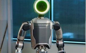 现代汽车订购3万台！波士顿动力Atlas秀后空翻失衡，手部保护罩意外甩飞