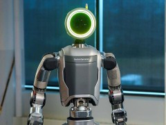 波士顿动力Atlas人形机器人CES秀后空翻，失衡瞬间调整仍甩飞手部保护罩