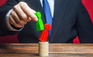 上市八年三换CEO，张勇回归掌舵，海底捞能否借老将经验重振业绩？