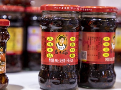 营收逼近历史峰值，线上“慢热”线下稳！老干妈：陶华碧从未离开公司