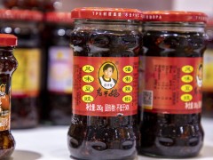 营收逼近历史峰值，线上“慢热”线下稳！老干妈：陶华碧从未离开公司